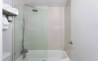 Bathroom with towels at Travelodge by Wyndham Fundamental.