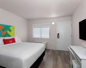 Day room with workspace at Travelodge by Wyndham Fundamental.
