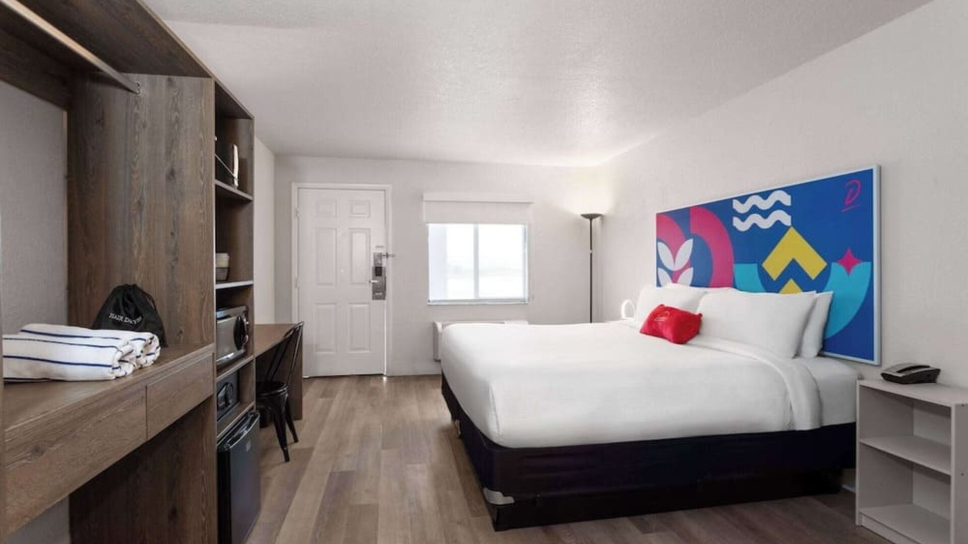 Day room with workspace at Howard Johnson by Wyndham Highway.
