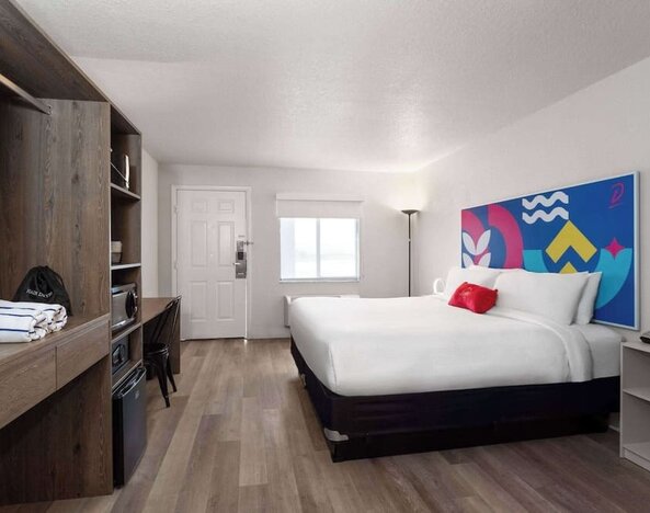 Day room with workspace at Howard Johnson by Wyndham Highway.