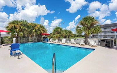 Outdoor pool at Howard Johnson by Wyndham Highway.
