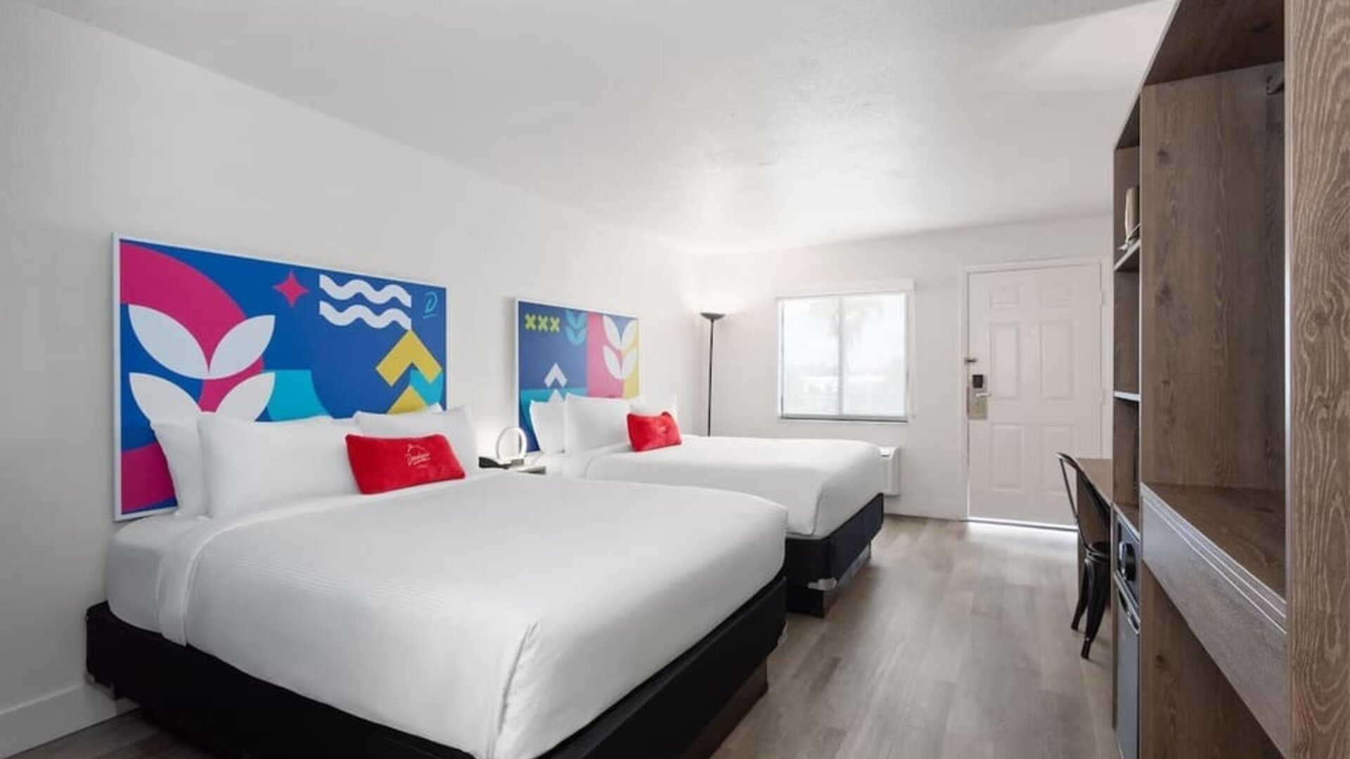 Day room with workspace at Howard Johnson by Wyndham Highway.