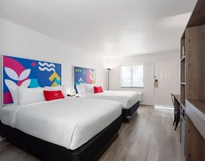 Day room with workspace at Howard Johnson by Wyndham Highway.