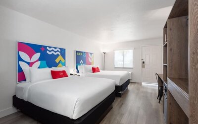Day room with workspace at Howard Johnson by Wyndham Highway.
