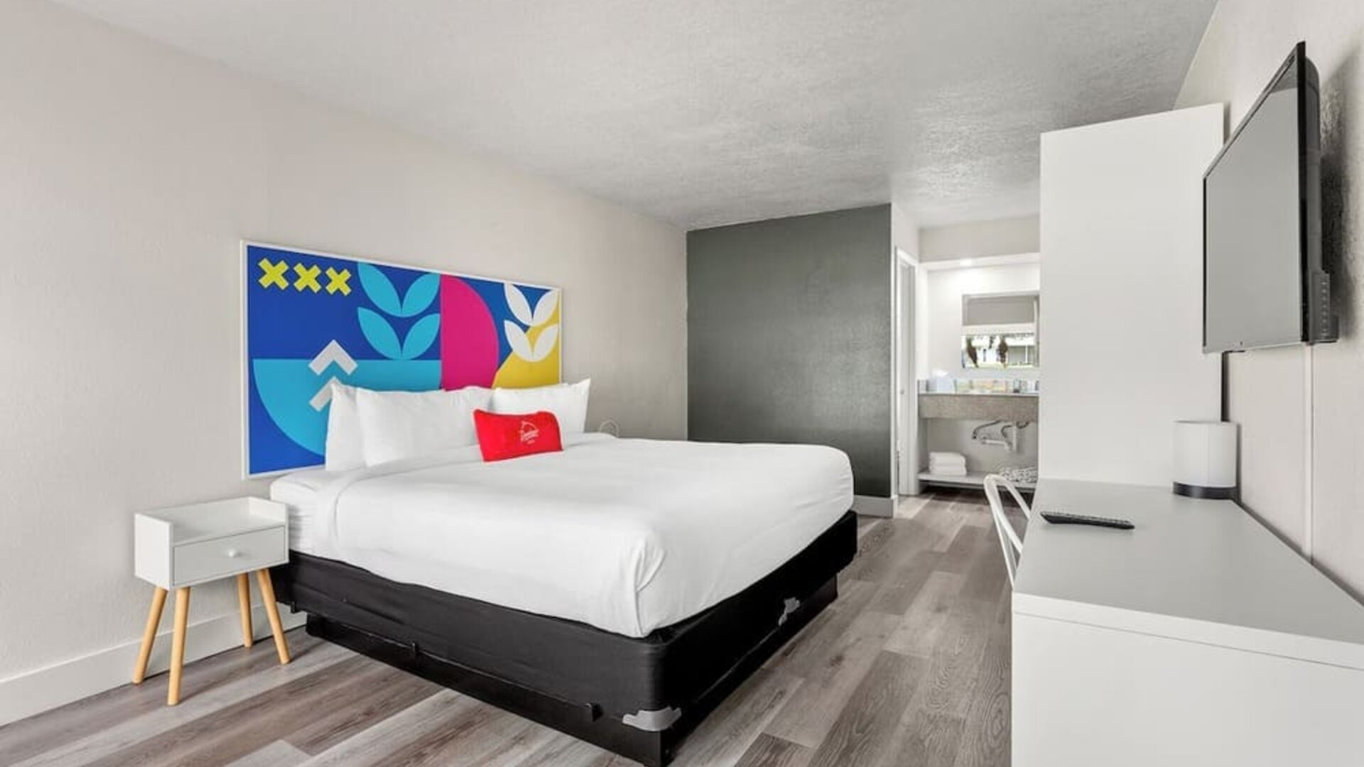 Day room with workspace at Baymont by Wyndham Maingate.