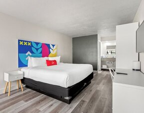 Day room with workspace at Baymont by Wyndham Maingate.