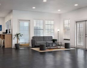 Lobby area with couch and a work station at Baymont by Wyndham Maingate.