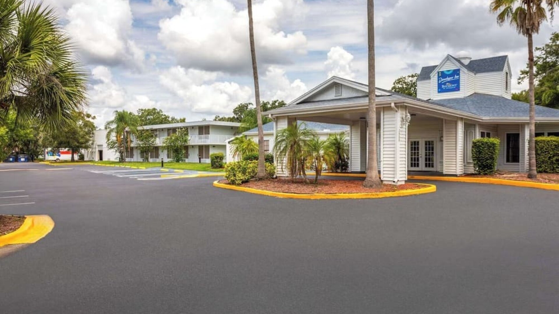 Exterior view of Baymont by Wyndham Maingate.