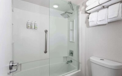 Modern bathroom with towels at Baymont by Wyndham Maingate.