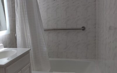 Bathroom with shower and tub at Hotel Key.
