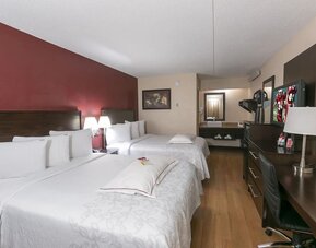 Day room with work station at Red Roof Inn PLUS+ Secaucus - Meadowlands - NYC.