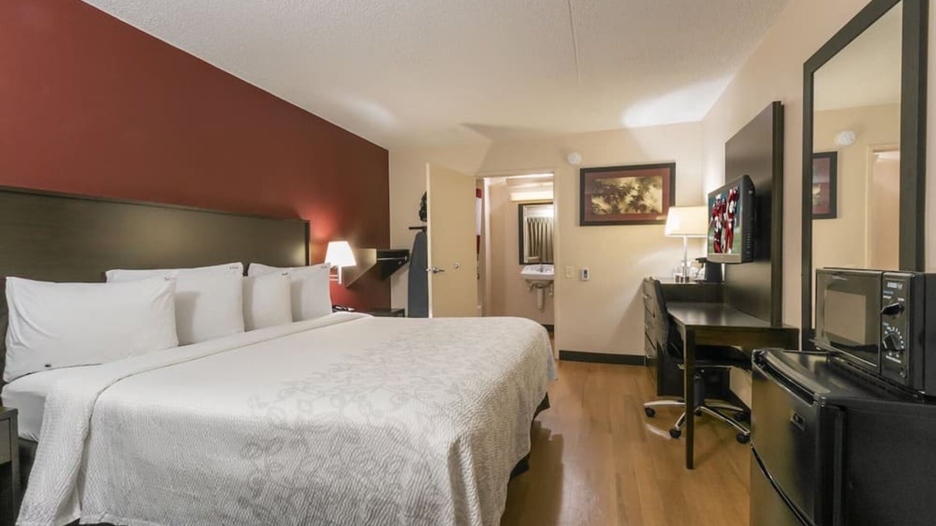 Day room with work station at Red Roof Inn PLUS+ Secaucus - Meadowlands - NYC.