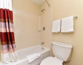 Bathroom with towels at Red Roof Inn PLUS+ Secaucus - Meadowlands - NYC.