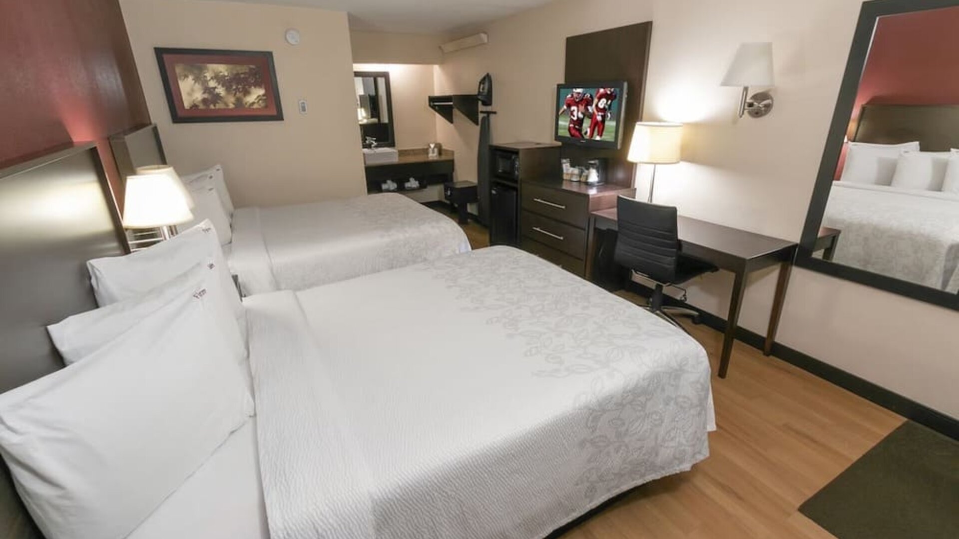 Day room with work station at Red Roof Inn PLUS+ Secaucus - Meadowlands - NYC.