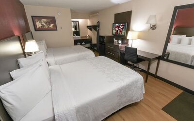 Day room with work station at Red Roof Inn PLUS+ Secaucus - Meadowlands - NYC.