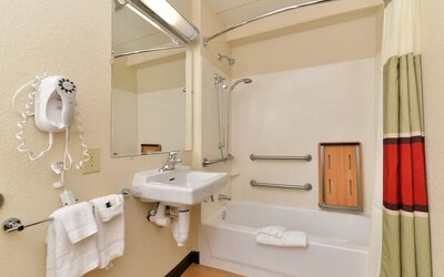 Bathroom with towels at Red Roof Inn PLUS+ Secaucus - Meadowlands - NYC.