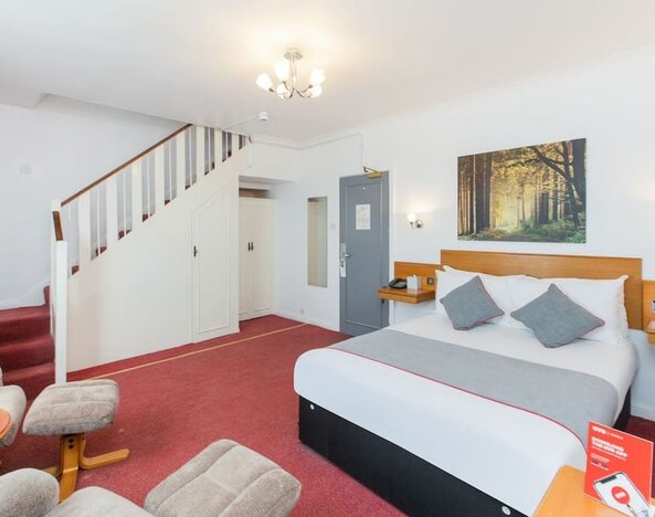 Day room with couch at Stade Court Hotel.