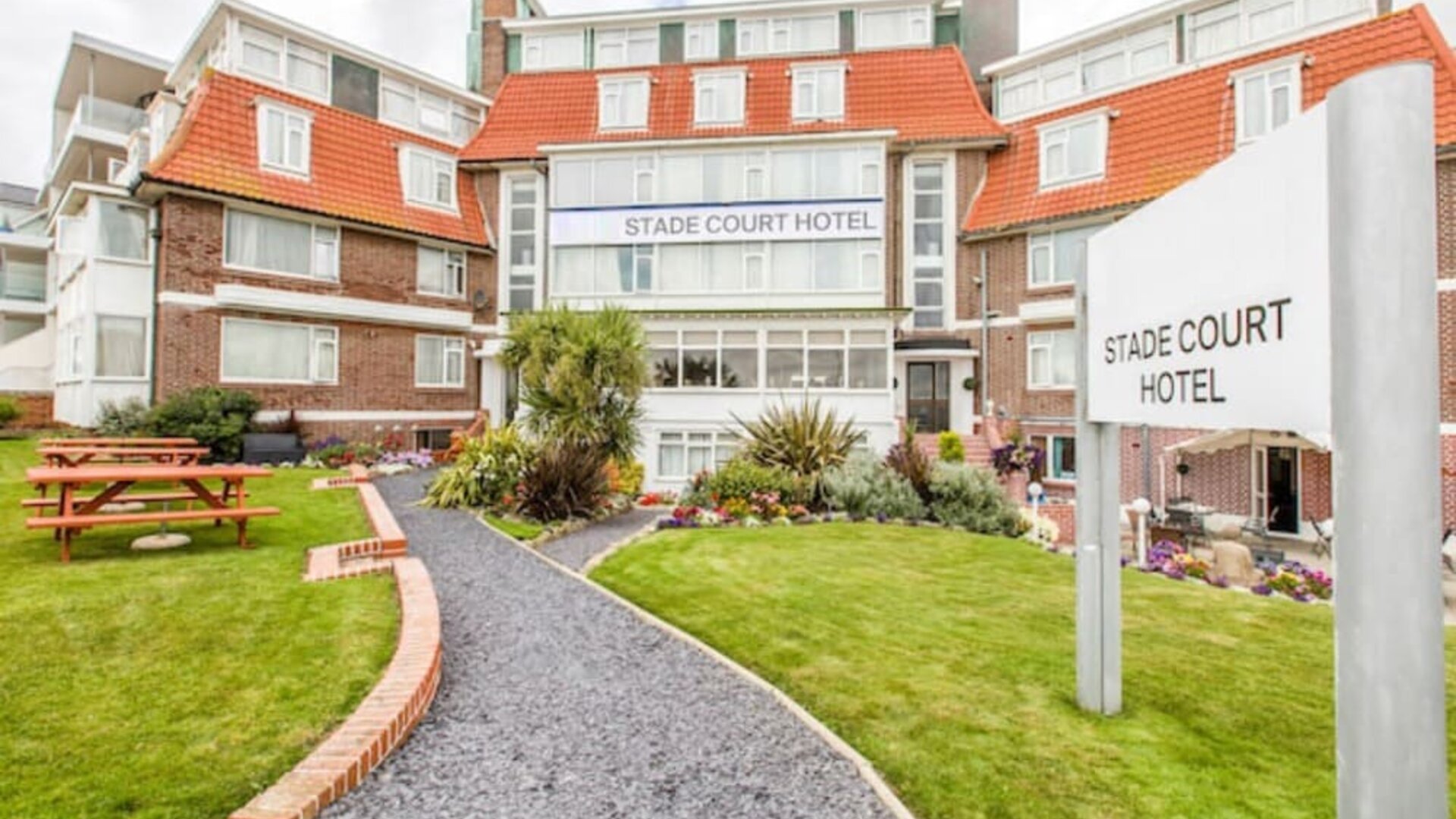 Exterior view of Stade Court Hotel.