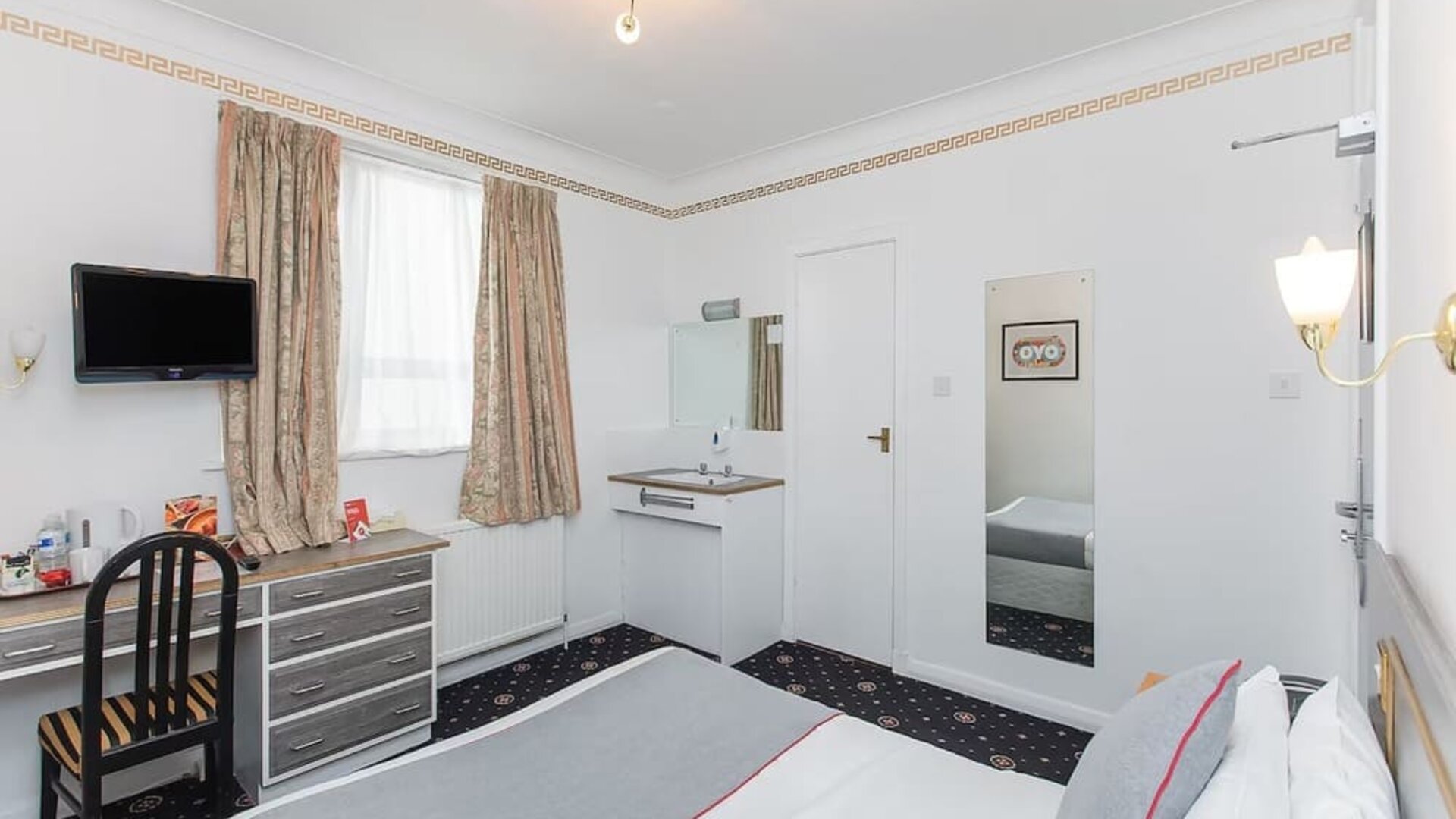 Day room with workspace at Stade Court Hotel.