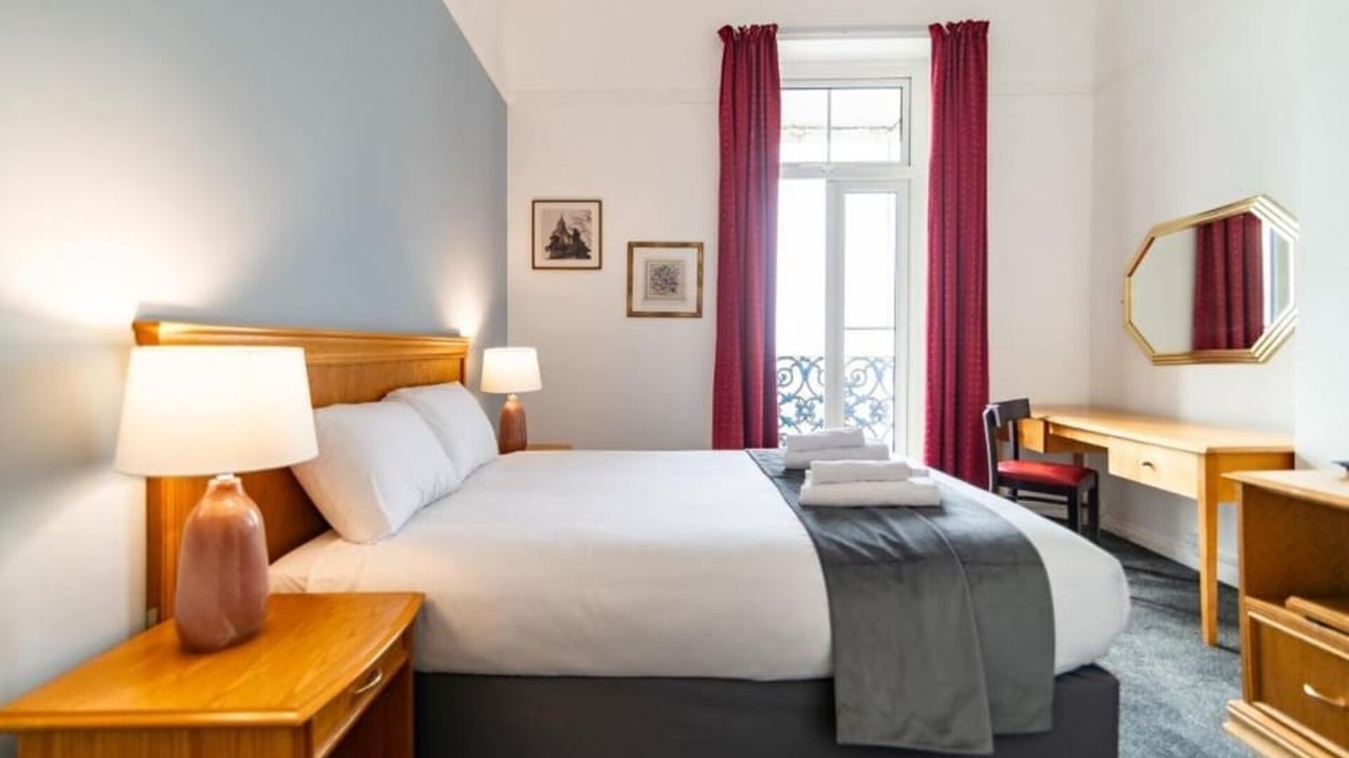 Day room with workspace and a balcony at The Southcliff Hotel.