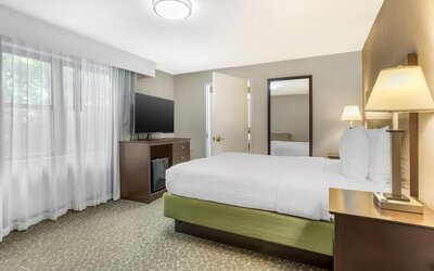 Day room with ensuite at Best Western Fort Lee.