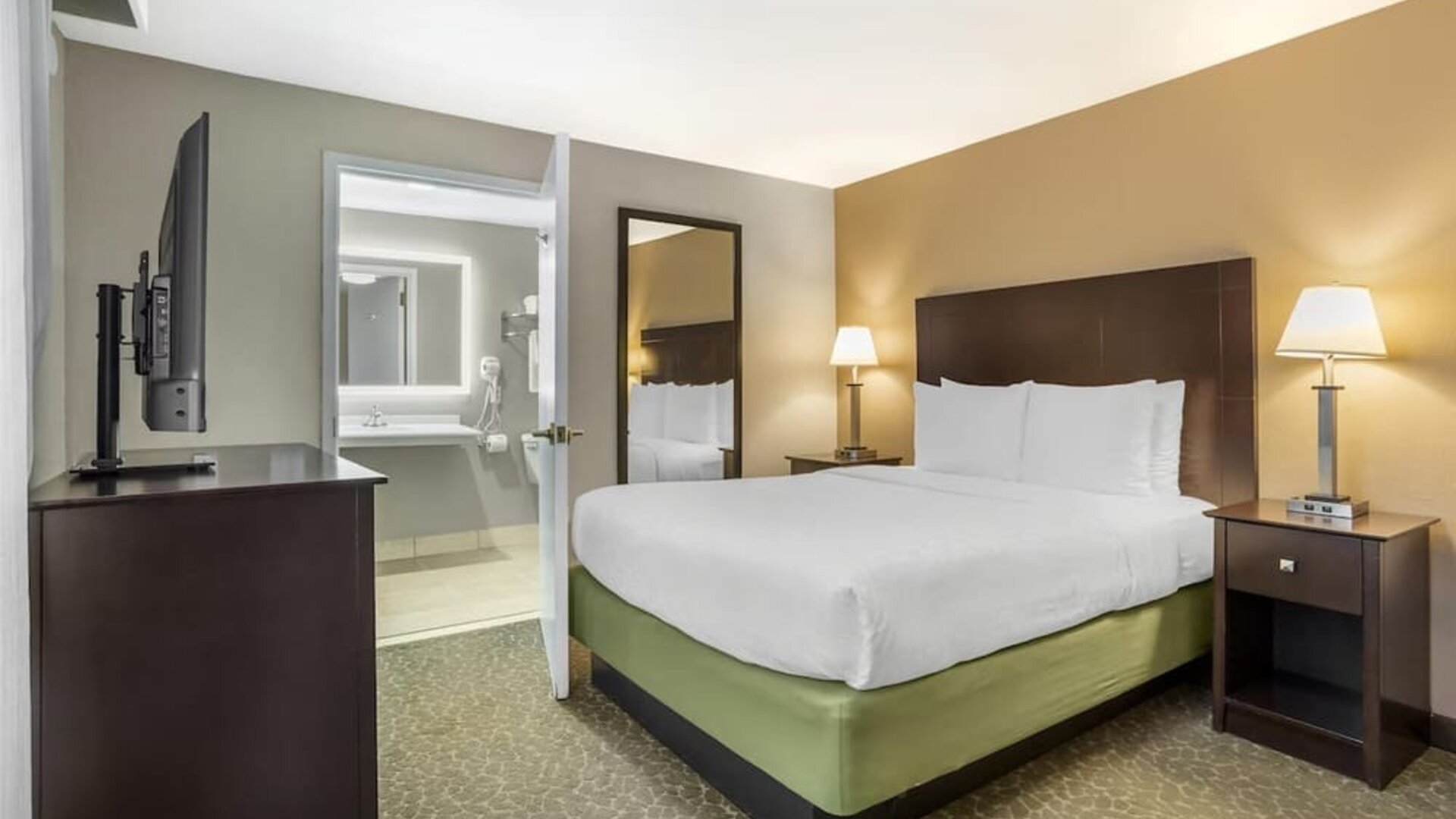 Day room with ensuite at Best Western Fort Lee.