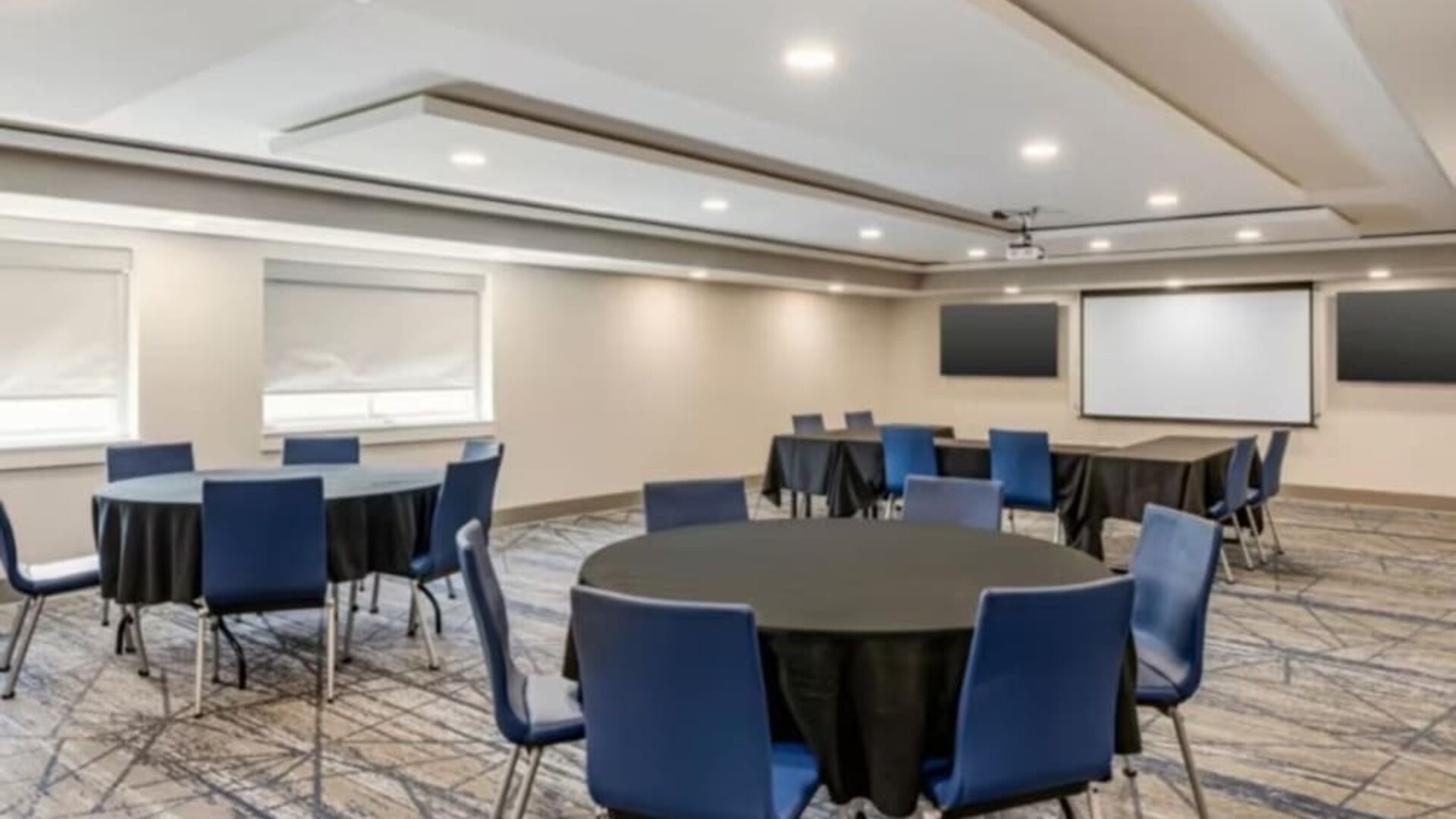 Meeting room at Holiday Inn Express Chicago - Downers Grove.