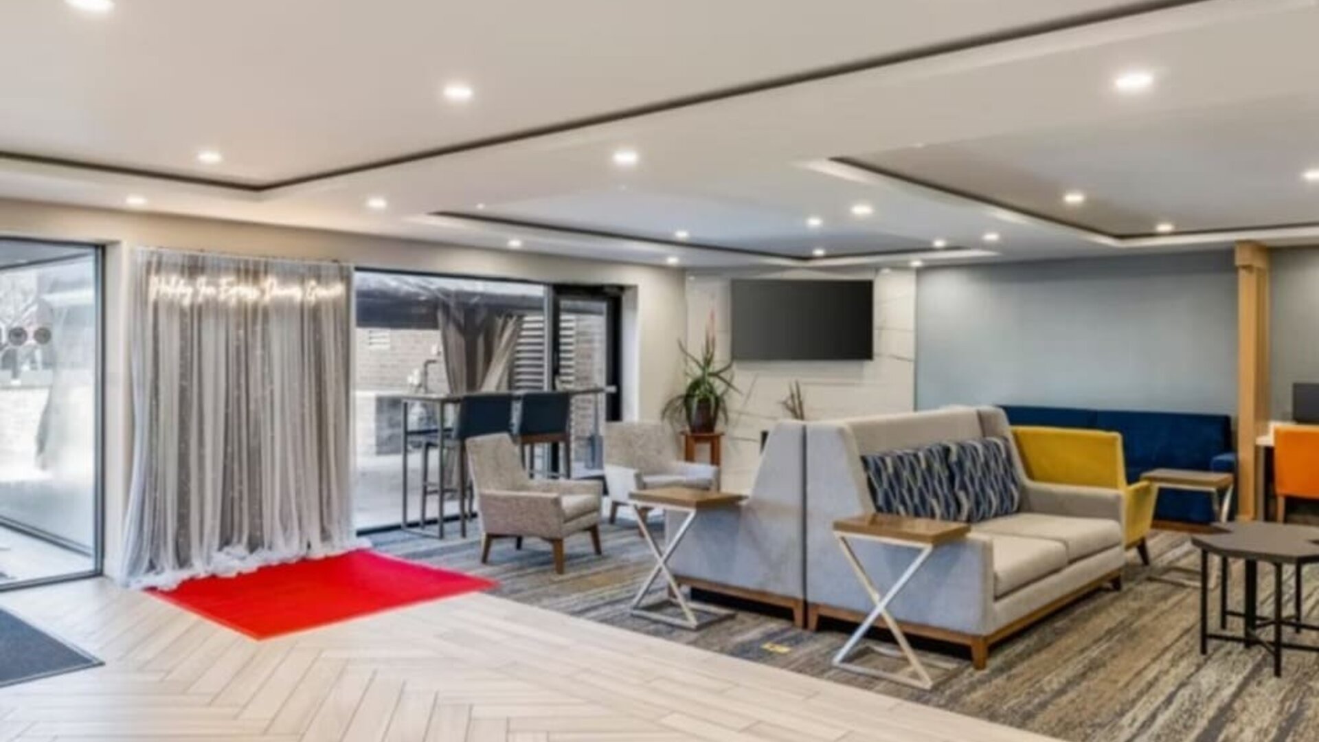 Lobby seating at Holiday Inn Express Chicago - Downers Grove.