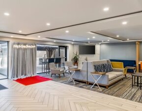 Lobby seating at Holiday Inn Express Chicago - Downers Grove.