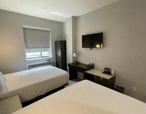 Day use twin room with workspace at King Hotel Brooklyn.
