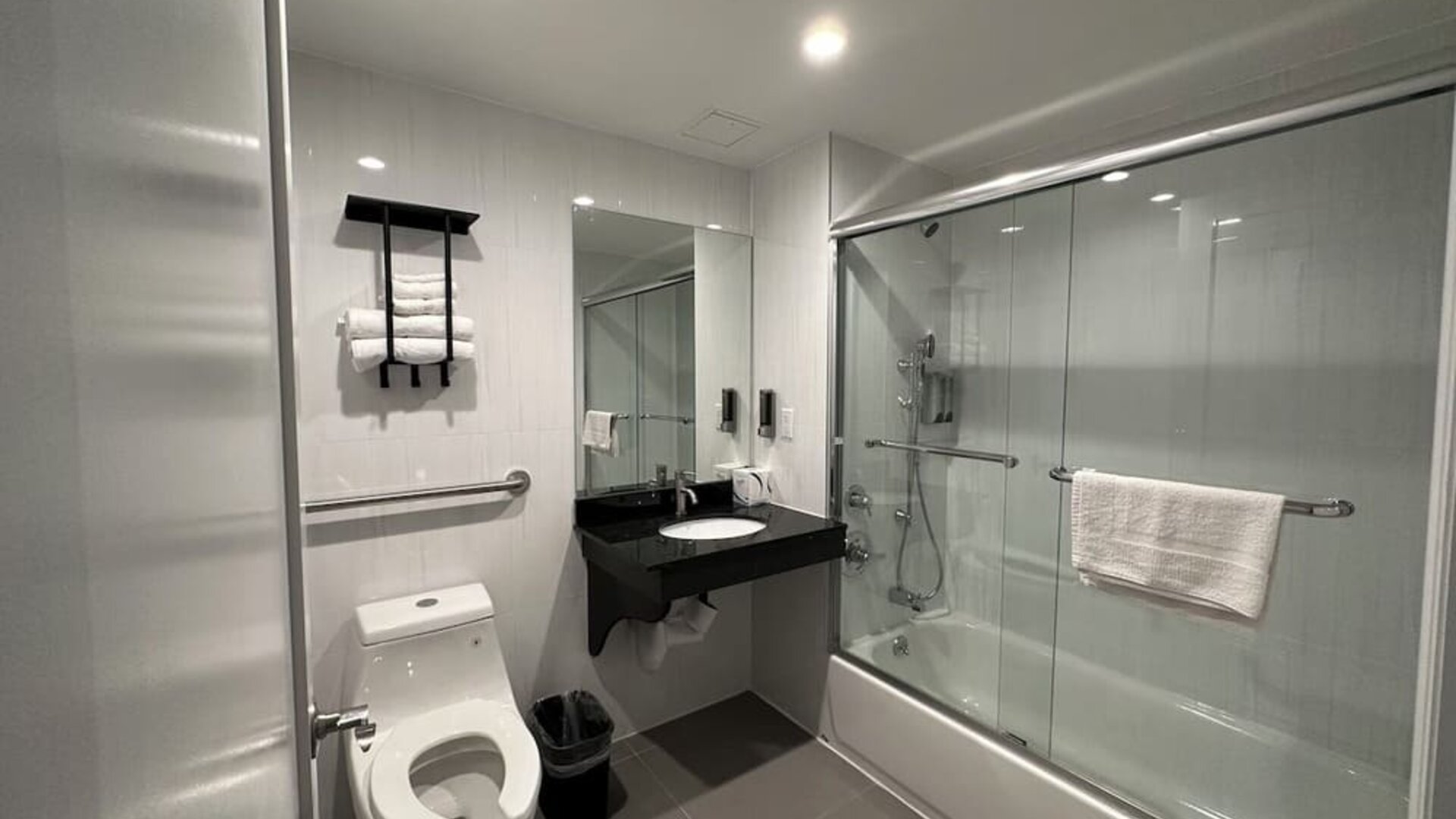 Bathroom at Regal Inn & Suites New York.