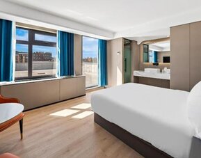 Day use room with natural light at Ly New York Hotel.
