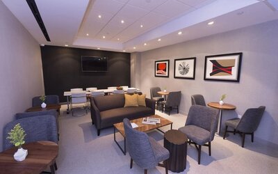 Lounge and meeting area with seating, tables, and contemporary décor at Edge Hotel NYC.