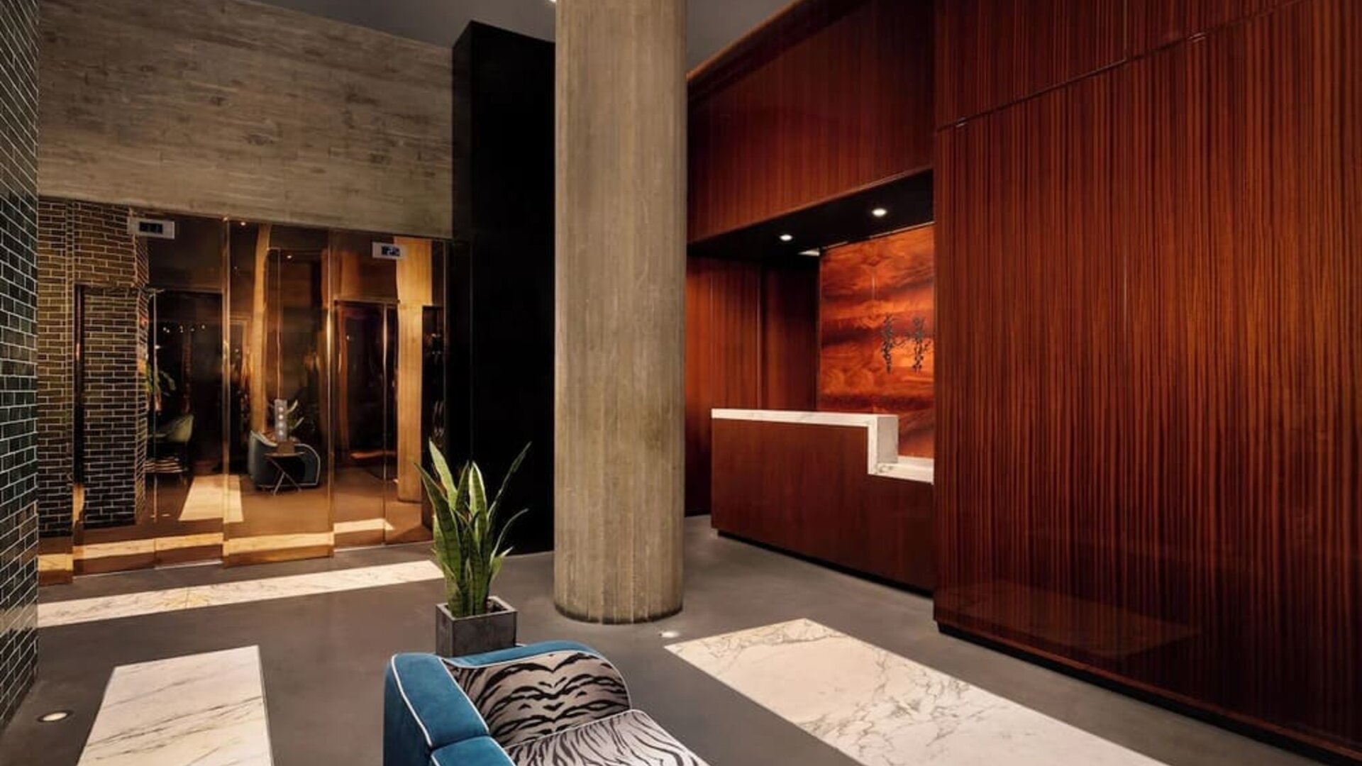 Reception area with contemporary design and check-in desk at Hotel Hendricks.