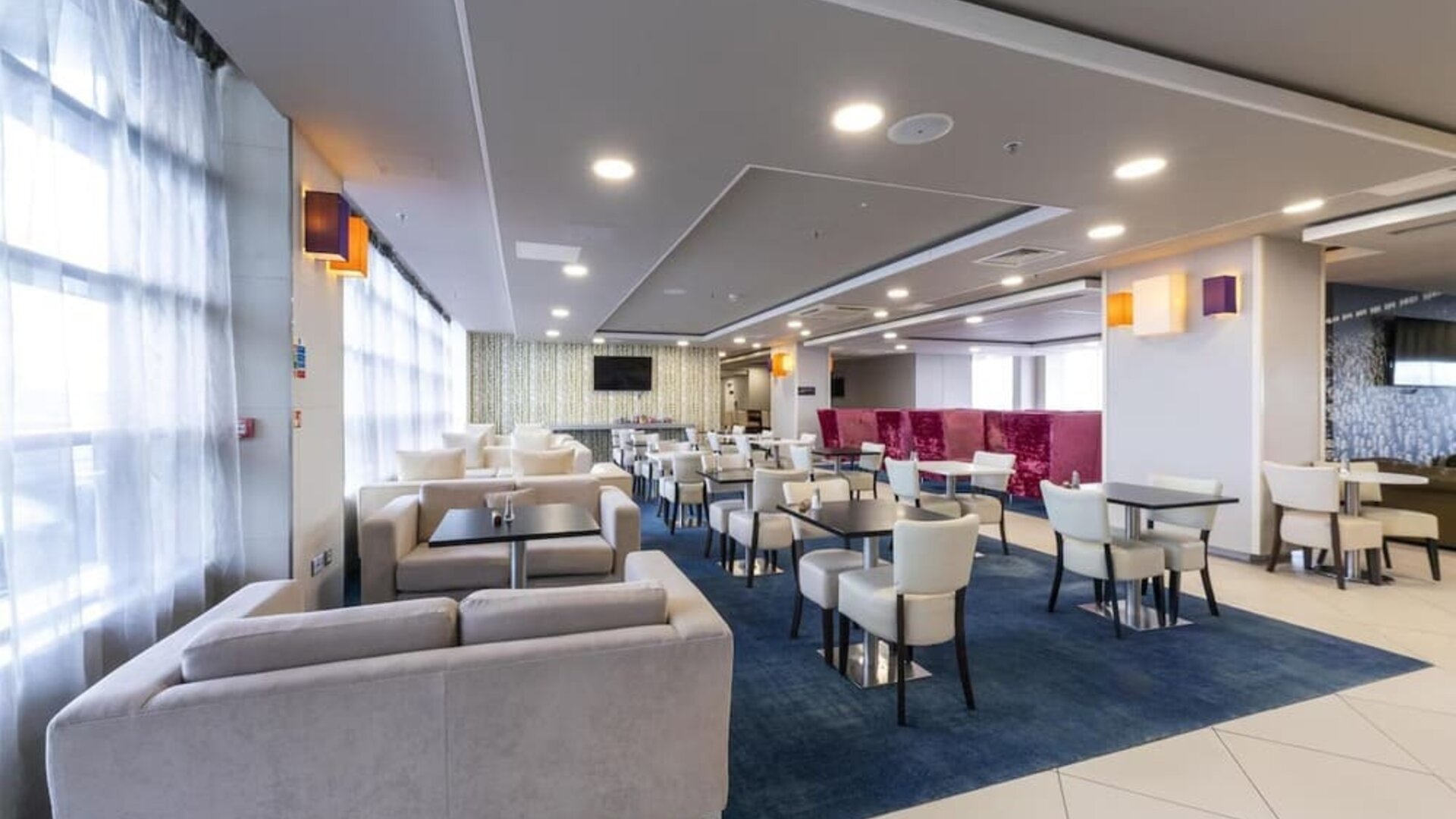 Lounge and lobby at Hampton By Hilton Liverpool/John Lennon Airport.