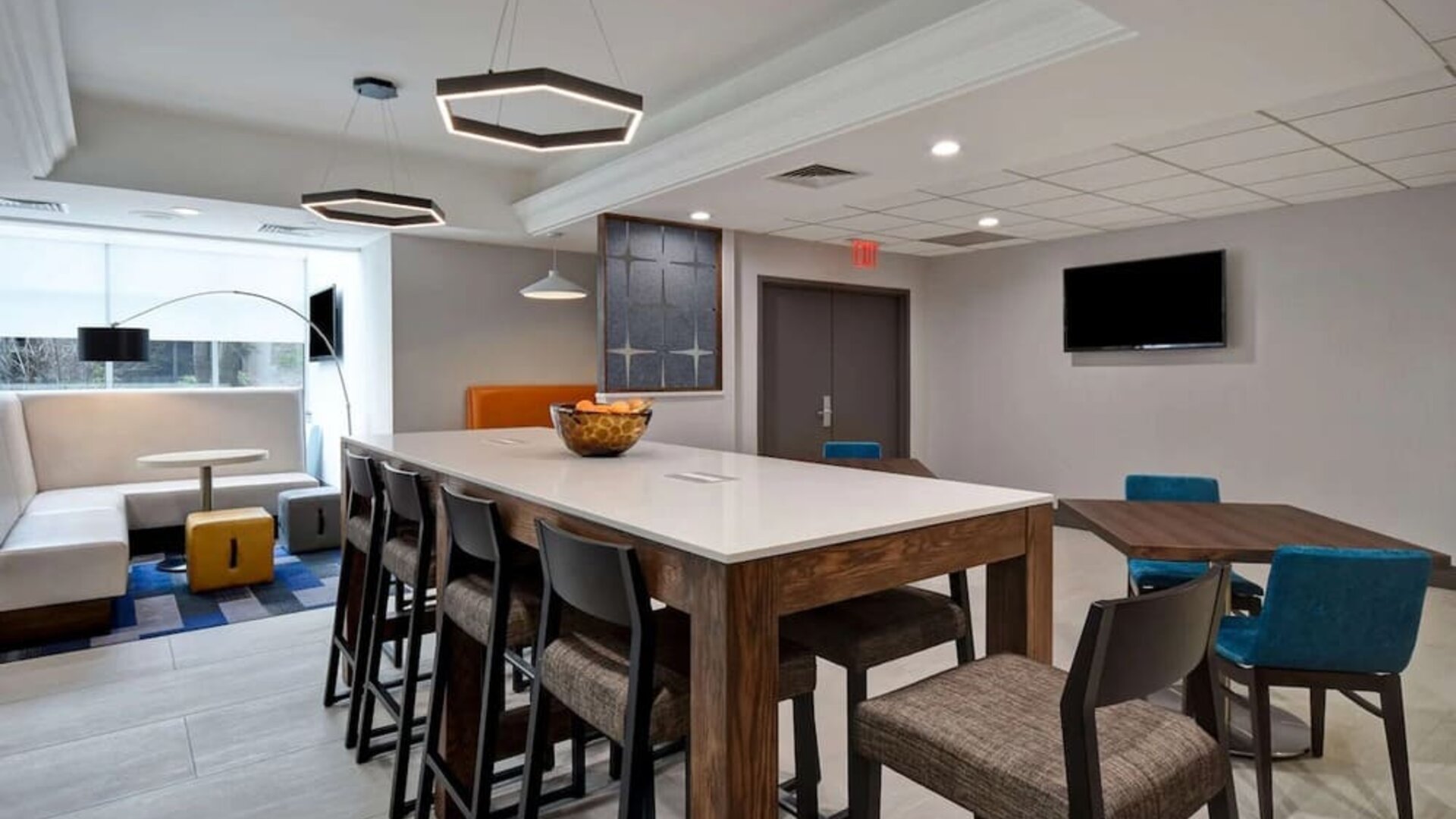 Coworking space and work station at Hampton Inn NY-JFK.