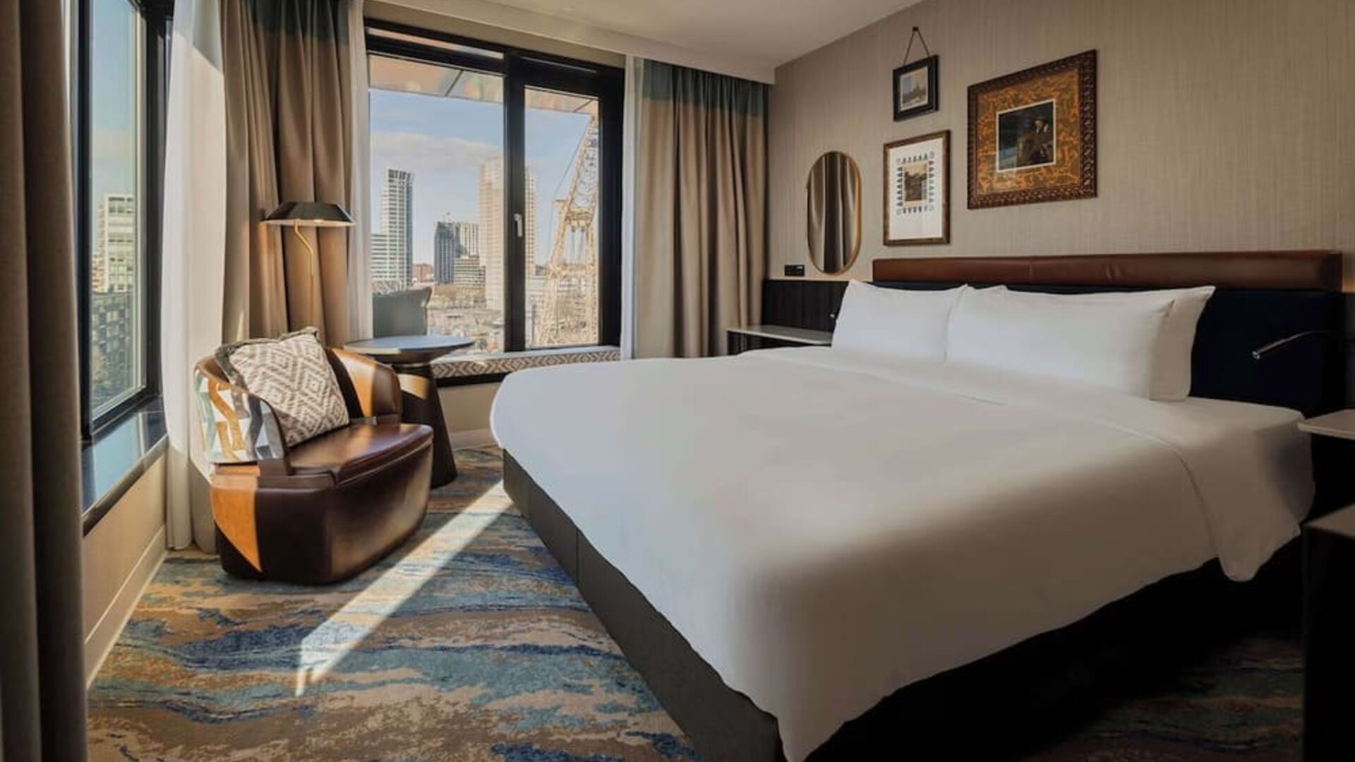 Day use room with large windows at Haven Hotel Rotterdam.