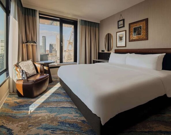 Day use room with large windows at Haven Hotel Rotterdam.
