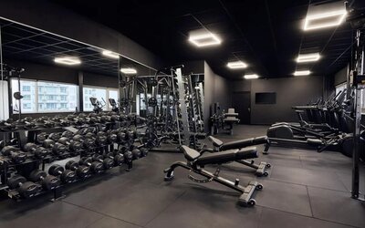 Fitness center with weights at Haven Hotel Rotterdam.