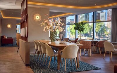 Dining room with natural light at Haven Hotel Rotterdam.
