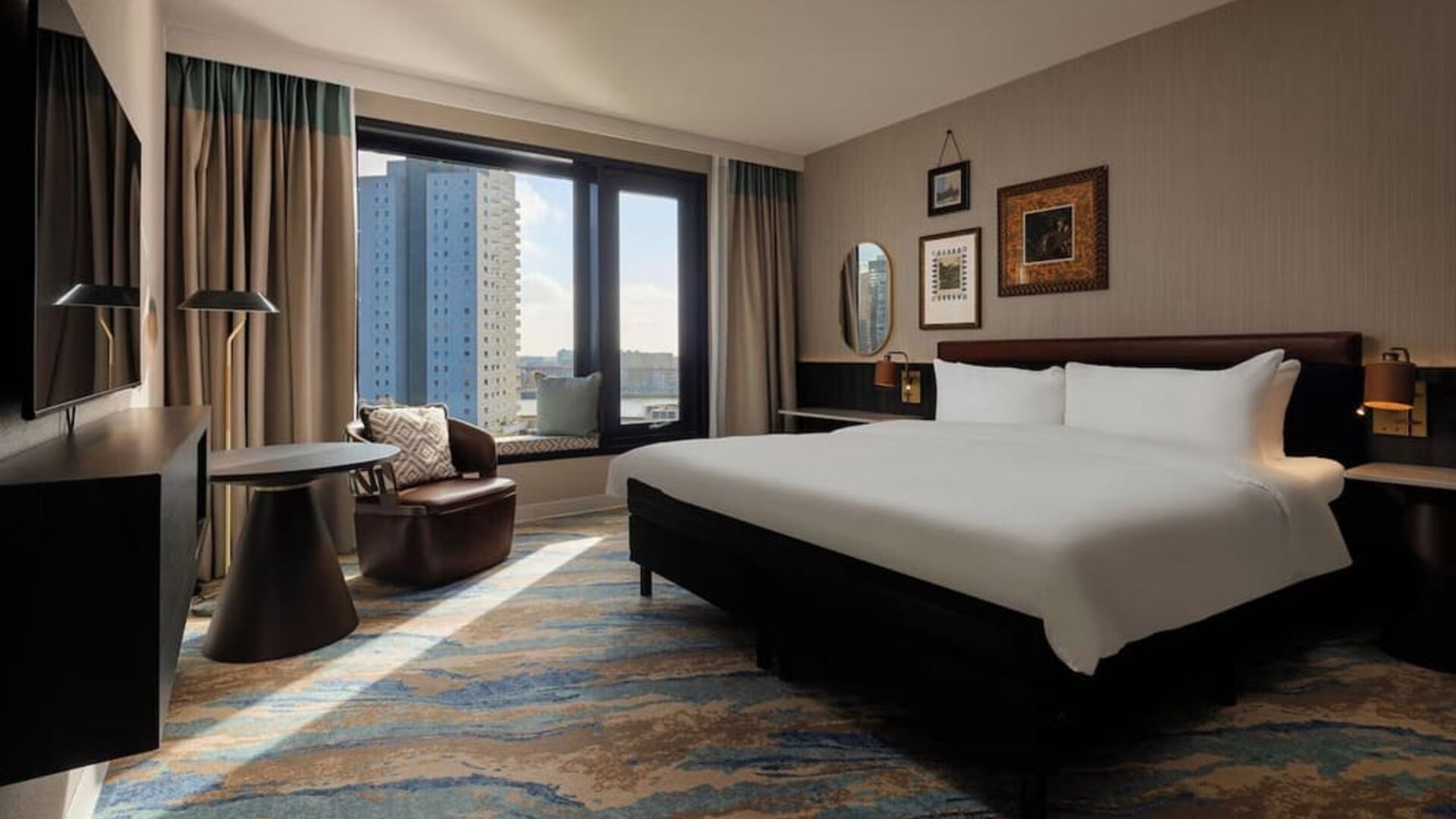 Day use room with large windows and TV at Haven Hotel Rotterdam.