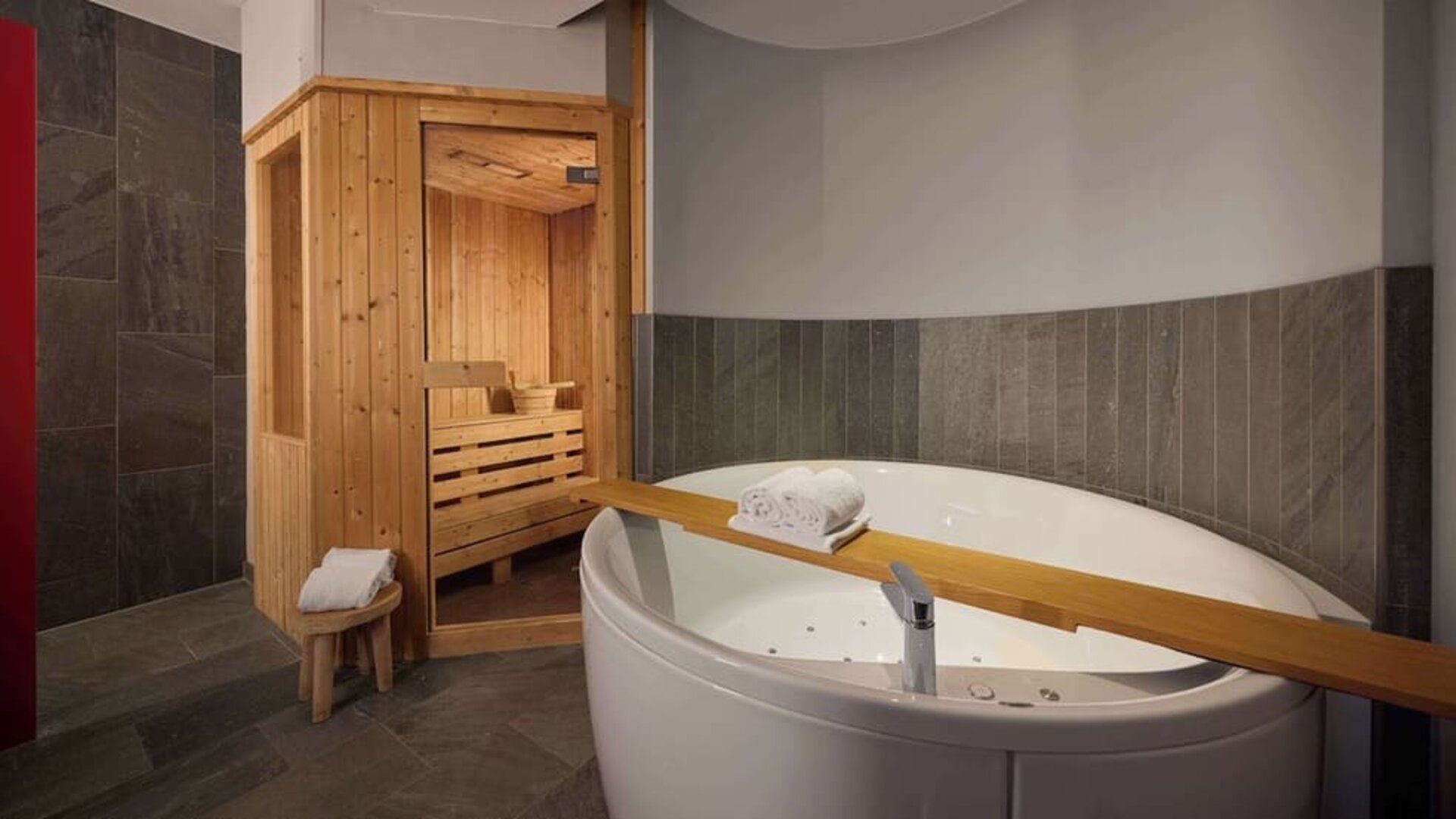 Guest bathroom with sauna and hot tub at Haven Hotel Rotterdam.