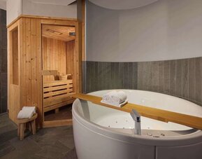 Guest bathroom with sauna and hot tub at Haven Hotel Rotterdam.