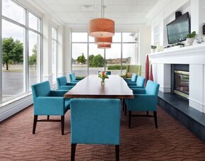 Small meeting room with natural light at Hilton Garden Inn Montreal Airport.