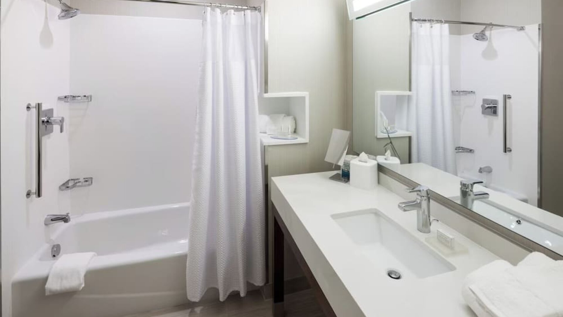 Contemporary bathroom with bathtub and vanity at Courtyard By Marriott Houston North/Shenandoah.