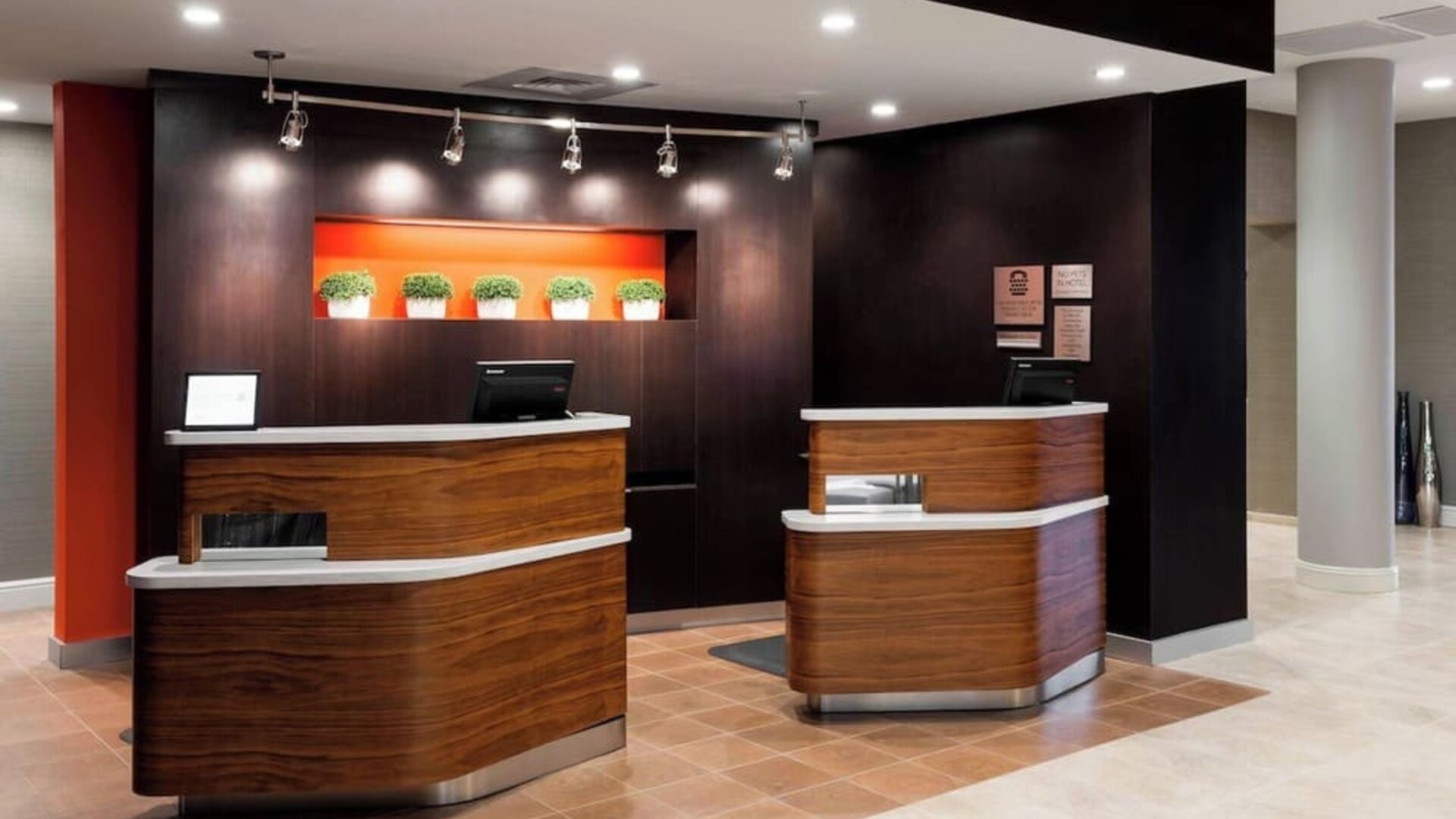 Reception desk and lobby area at Courtyard By Marriott Houston North/Shenandoah.