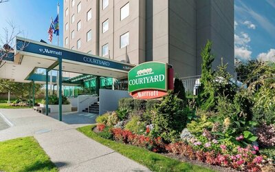 Front entrance and exterior view of Courtyard By Marriott New York JFK Airport.
